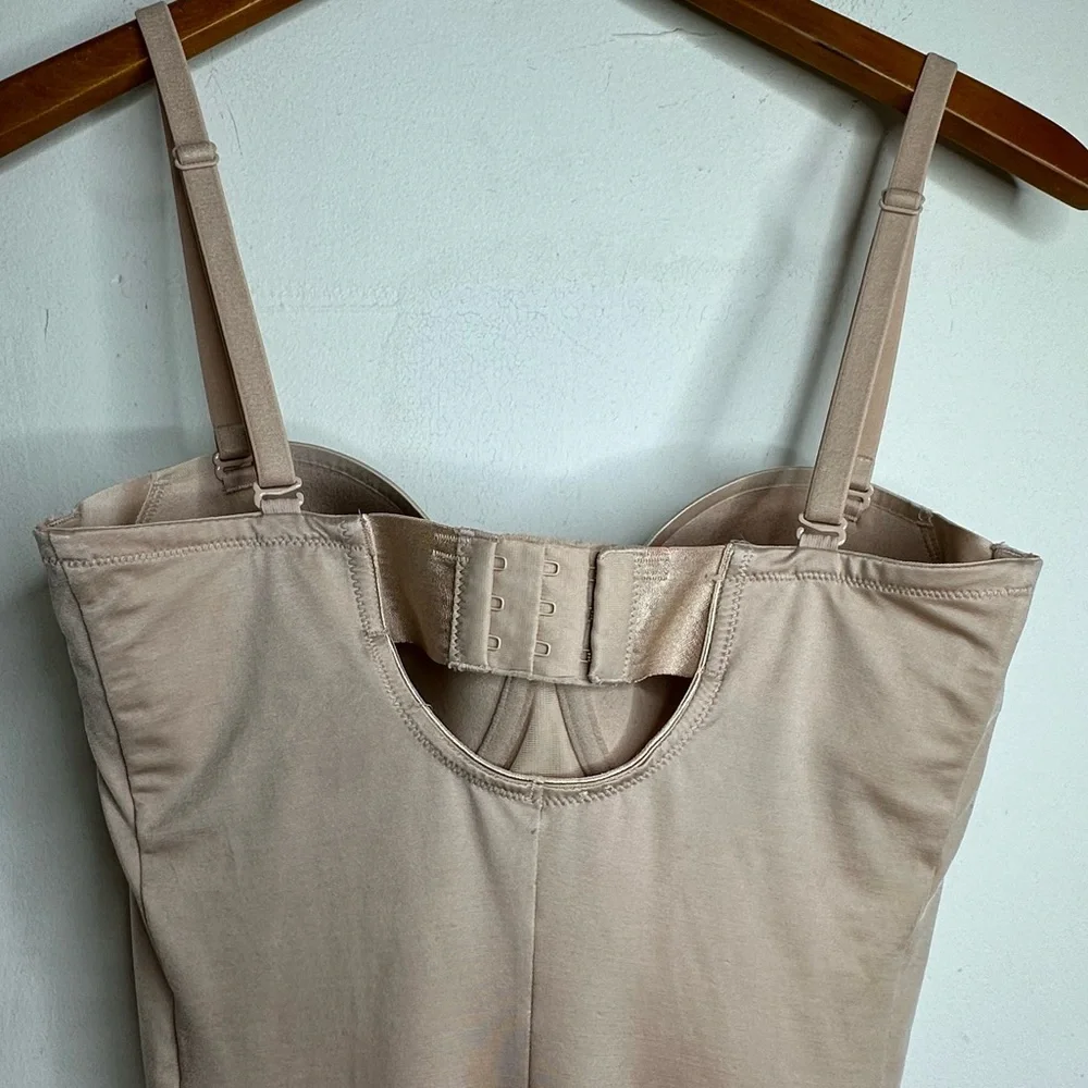 Spanx Women’s Strapless Cupped Mid-Thigh Bodysuit Size Medium - Picture 8 of 9